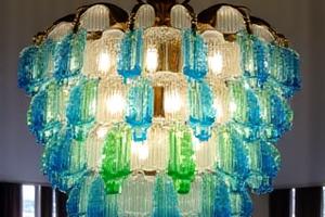 Lampadario artigianale in vetro soffiato con riflessi blu e verdi