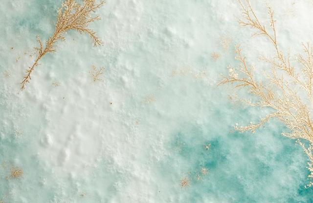 Primo piano di una carta da parati di lusso con un motivo a conchiglie madreperlate o gorgonie, in tonalità di verde acquamarina e oro pallido.