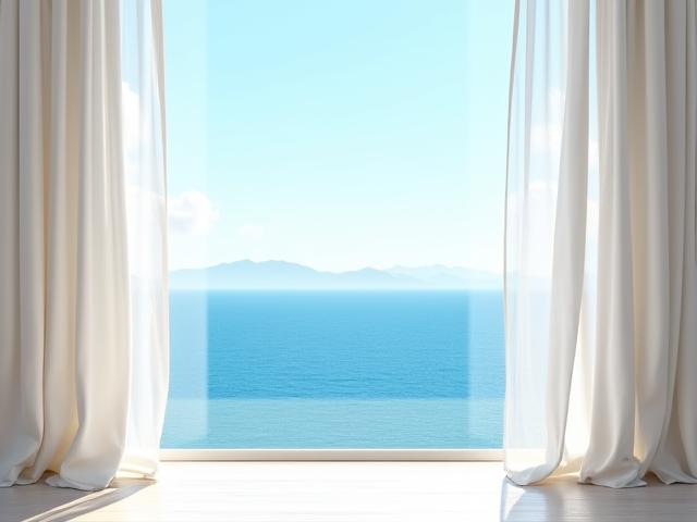 Finestra panoramica con vista sul mare, incorniciata da tendaggi sartoriali di lino bianco leggero e drappeggiato.
